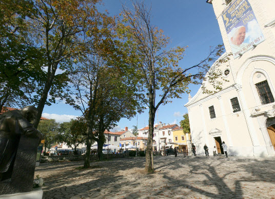 panoramski prikaz ispred crkve svetište trsat rijeka trsat